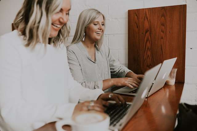 Zwei Frauen am Laptop 