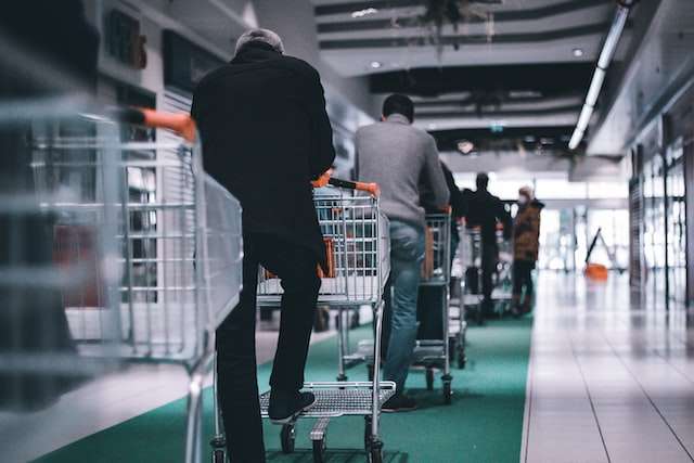 Menschen, die an der Kasse im Supermarkt in der Schlange stehen