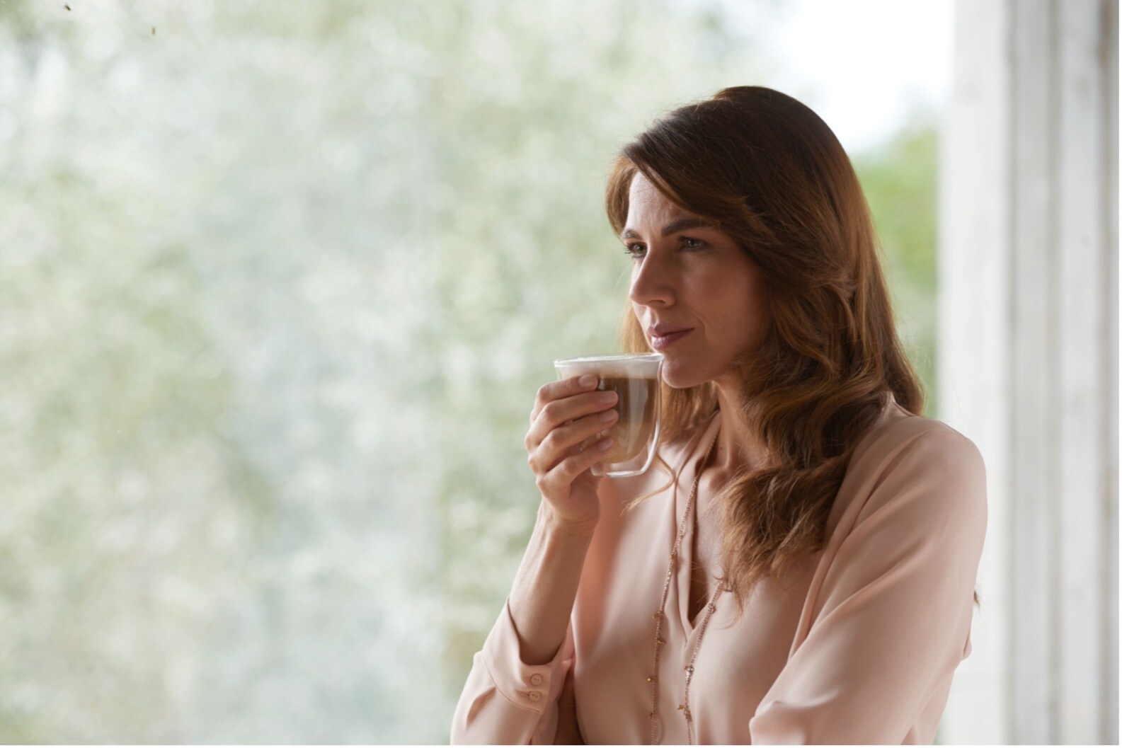 Von wegen Espresso: Filterkaffee und Latte Macchiato, wie hier im Bild genossen, sind die beliebtesten Kaffeearten der Deutschen. (©De‘Longhi)